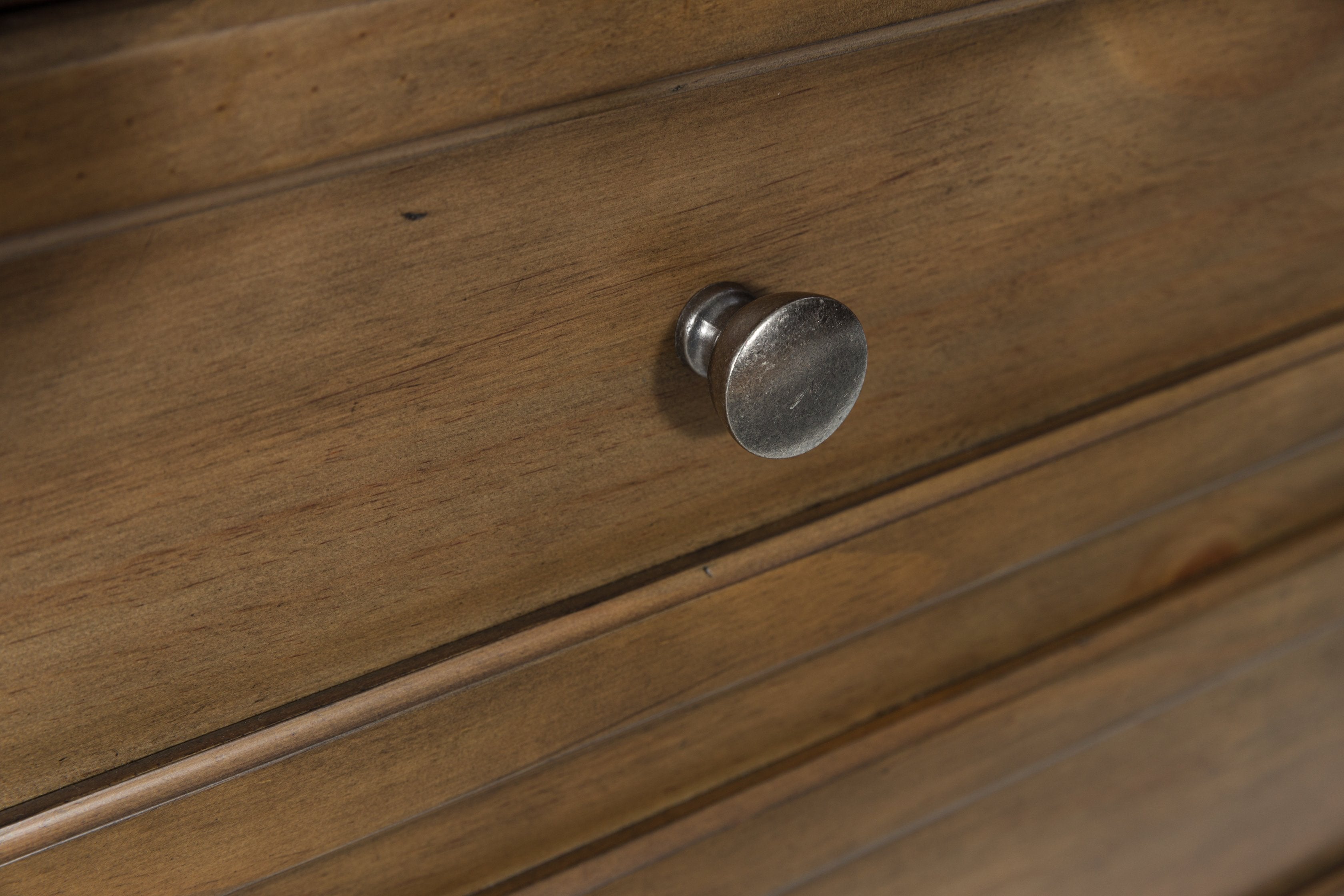 Feddinger Nightstand