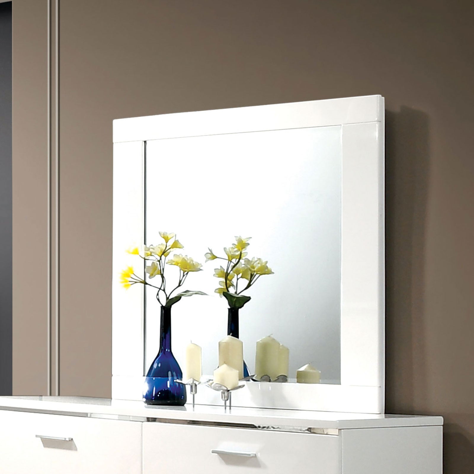 Malte White Mirror image